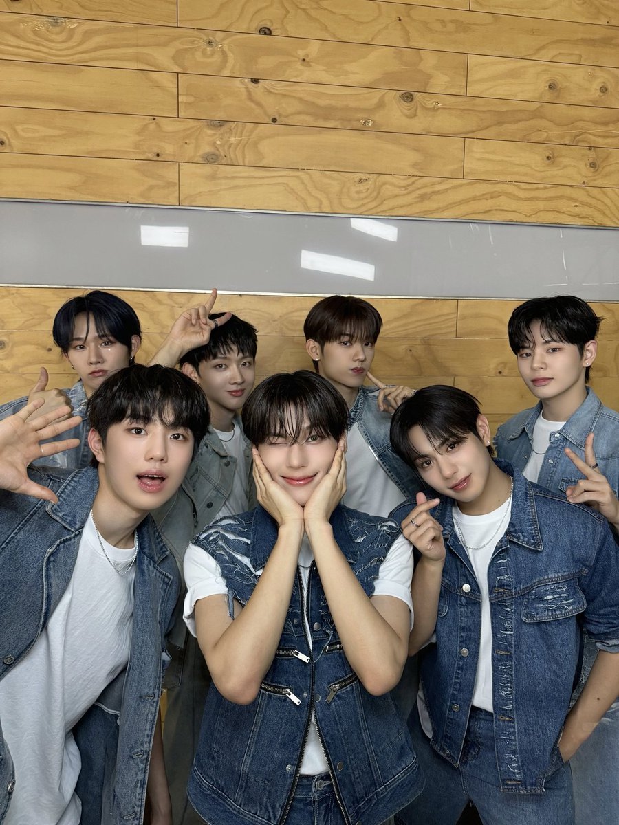 terafono's tweet photo. 이븐엔브 오늘도 #뮤직뱅크 무대 완료! https://t.co/kncOjak6kD