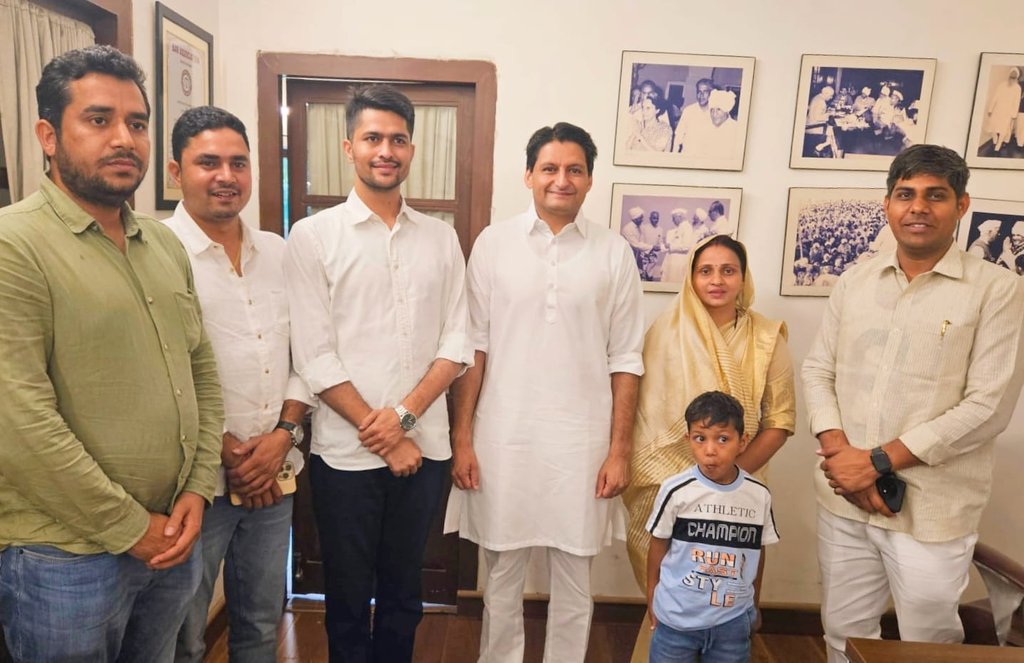 DeependerSHooda's tweet photo. दिल्ली निवास पर जीत की बधाई देने पधारीं राजस्थान के भरतपुर से नव-निर्वाचित सांसद @IncSanjanajatav जी, चौमूं विधायक @drshikhameel जी, मध्य प्रदेश के तराना (उज्जैन) से विधायक महेश परमार जी, पूर्व विधायक @pcsharmainc जी, पूर्व विधायक भाई @KunalChoudhary_ और राजस्थान विश्वविद्यालय के अध्यक्ष व छोटे भाई @NirmlChoudhary आदि से सुखद भेंट हुई।

इस दौरान मैंने संजना जी को भी उनकी जीत की बधाई एवं शुभकामनाएं दीं।