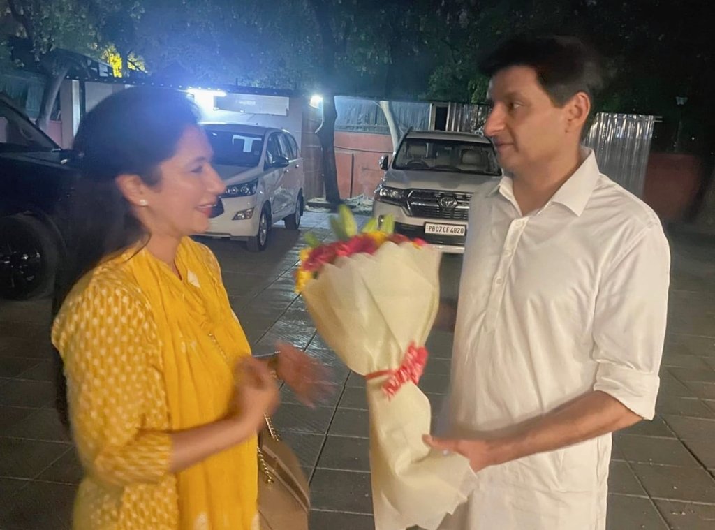DeependerSHooda's tweet photo. दिल्ली निवास पर जीत की बधाई देने पधारीं राजस्थान के भरतपुर से नव-निर्वाचित सांसद @IncSanjanajatav जी, चौमूं विधायक @drshikhameel जी, मध्य प्रदेश के तराना (उज्जैन) से विधायक महेश परमार जी, पूर्व विधायक @pcsharmainc जी, पूर्व विधायक भाई @KunalChoudhary_ और राजस्थान विश्वविद्यालय के अध्यक्ष व छोटे भाई @NirmlChoudhary आदि से सुखद भेंट हुई।

इस दौरान मैंने संजना जी को भी उनकी जीत की बधाई एवं शुभकामनाएं दीं।