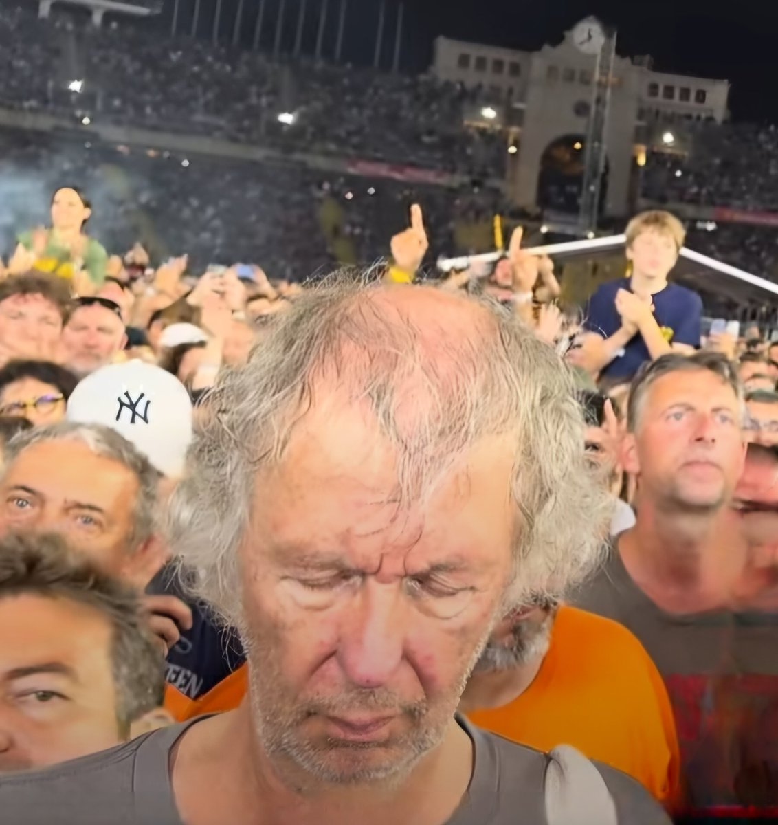 ABessai's tweet image. En attendant Bruce ! 🫠😆
#SpringsteenTour2024 
#Barcelona