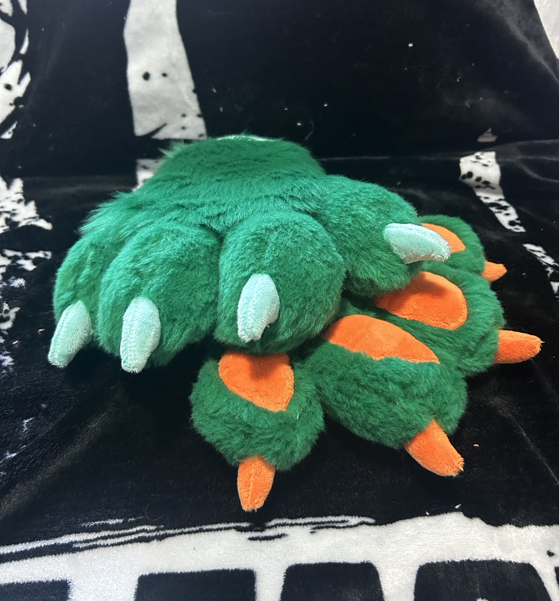 200 Follower Handpaw Raffle! 

I want to thank everyone who has followed me, old and new by doing a custom Handpaw Raffle! 

All the info needed for this are just down bellow! 👇

And Thank you 🩷🖤🩵