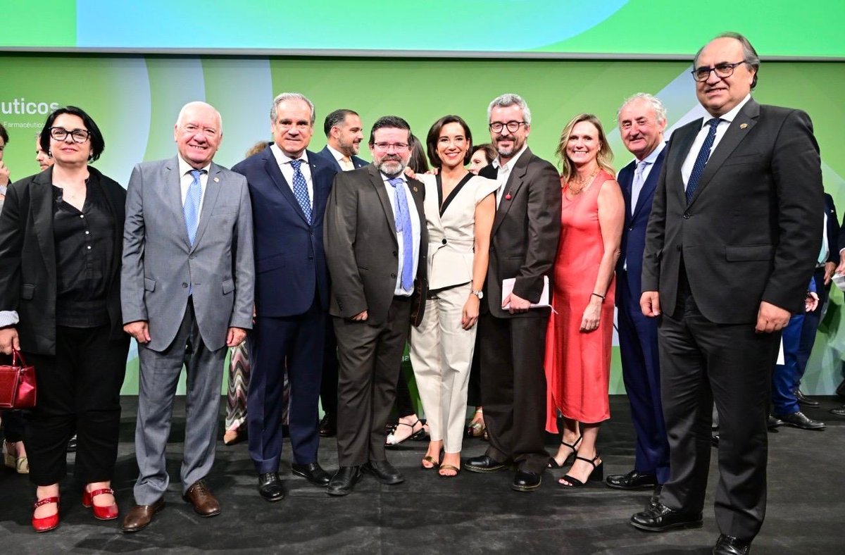 🔝 Siempre apostando por las sinergias, no quisimos perder la oportunidad de estar presentes en la toma de posesión de la nueva junta de <a href="/Farmaceuticos_/">Consejo General Colegios Farmacéuticos</a>.

¡Os deseamos la mayor de las suertes! 💚