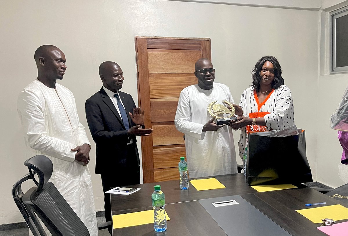 cnsclmines's tweet photo. La passation de service entre le Secrétaire Technique sortant, M. Ibrahima Wane, et son successeur, M. Mor Bakhoum, a eu lieu ce jeudi 27 juin 2024.
La cérémonie, marquée par des moments d'émotion et de reconnaissance, 
...1/3⬇️ https://t.co/McW4Me2gMG