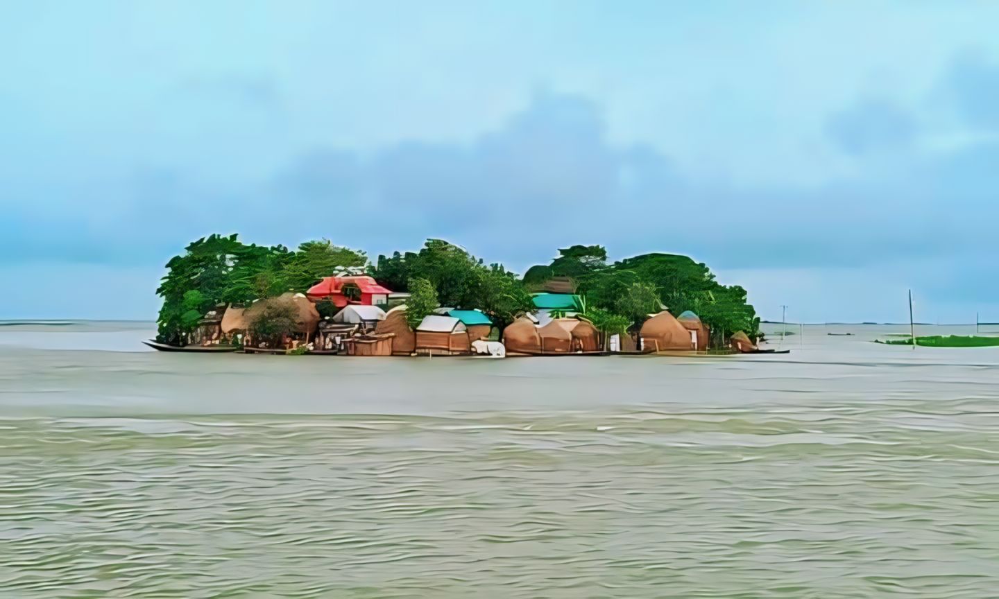 বর্ষায় হাওর যেন শিল্পীর তুলিতে আকাঁ ছবি