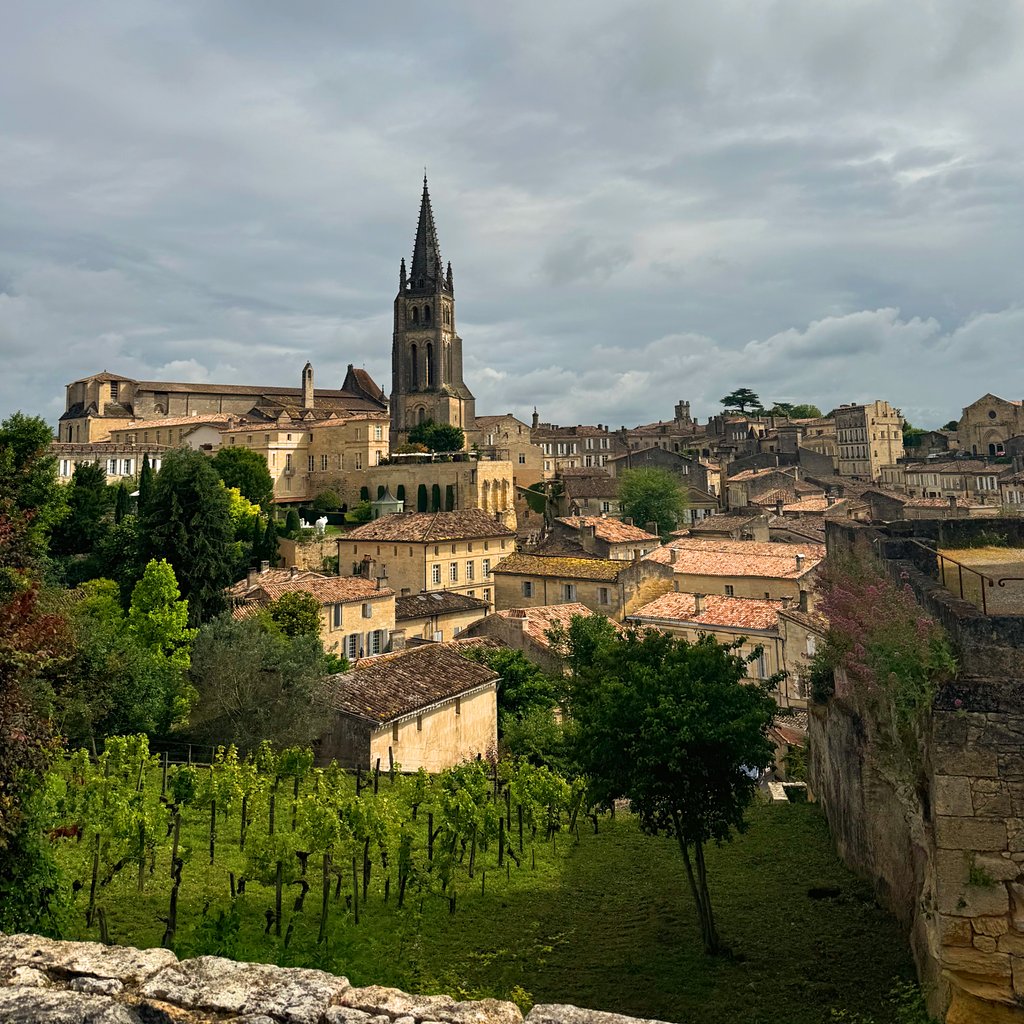 Clementinecom's tweet image. A highlight from our latest press trip at Château Quintus - Perched high on a peninsula, Château Quintus by @domaine_clarencedillon offers a breathtaking view that lingers in memory. 

#prlondon #londonpr #londonluxurypr #luxurypragency #luxurypr #ukpr #ukpragency