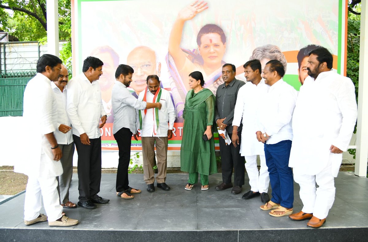 jsuryareddy's tweet photo. Another defection from BRS to Congress, Chevella BRS MLA Kale Yadaiah joins Congress, in presence of Telangana CM and state Congress chief Revanth Reddy and AICC in-charge Deepadas Munshi in New Delhi today.
#RevanthReddy #KaleYadaiah #BRS #Congress #Telangana #Chevella https://t.co/1rLjhWeFVj