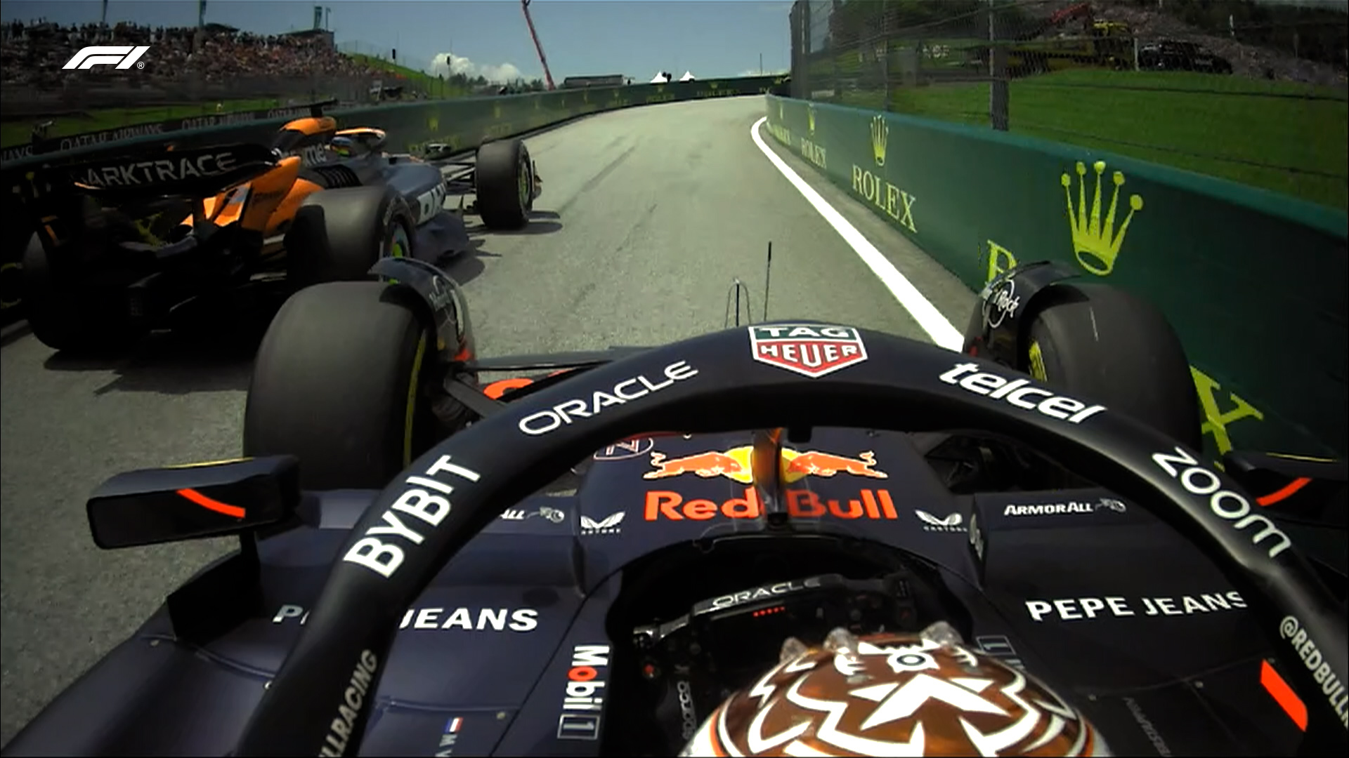 Verstappen achuchando a Piastri en la salida del PitLane. Fuente: Twitter Formula 1