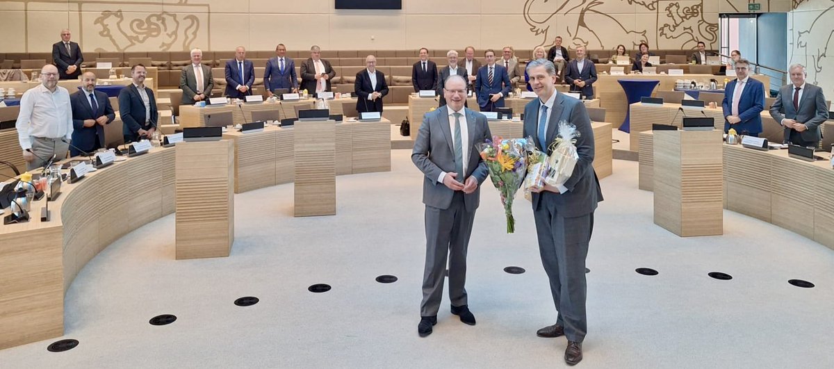 Vandaag nam ik in het @vberaad afscheid van collega Aboutaleb die na 15 jaar stopt als burgemeester van Rotterdam. Hij heeft veel betekend voor het  veiligheidsdomein. Plaatsvervangend voorzitter Ton Heerts sprak mij toe ivm mijn vertrek als voorzitter. Dank voor het vertrouwen!