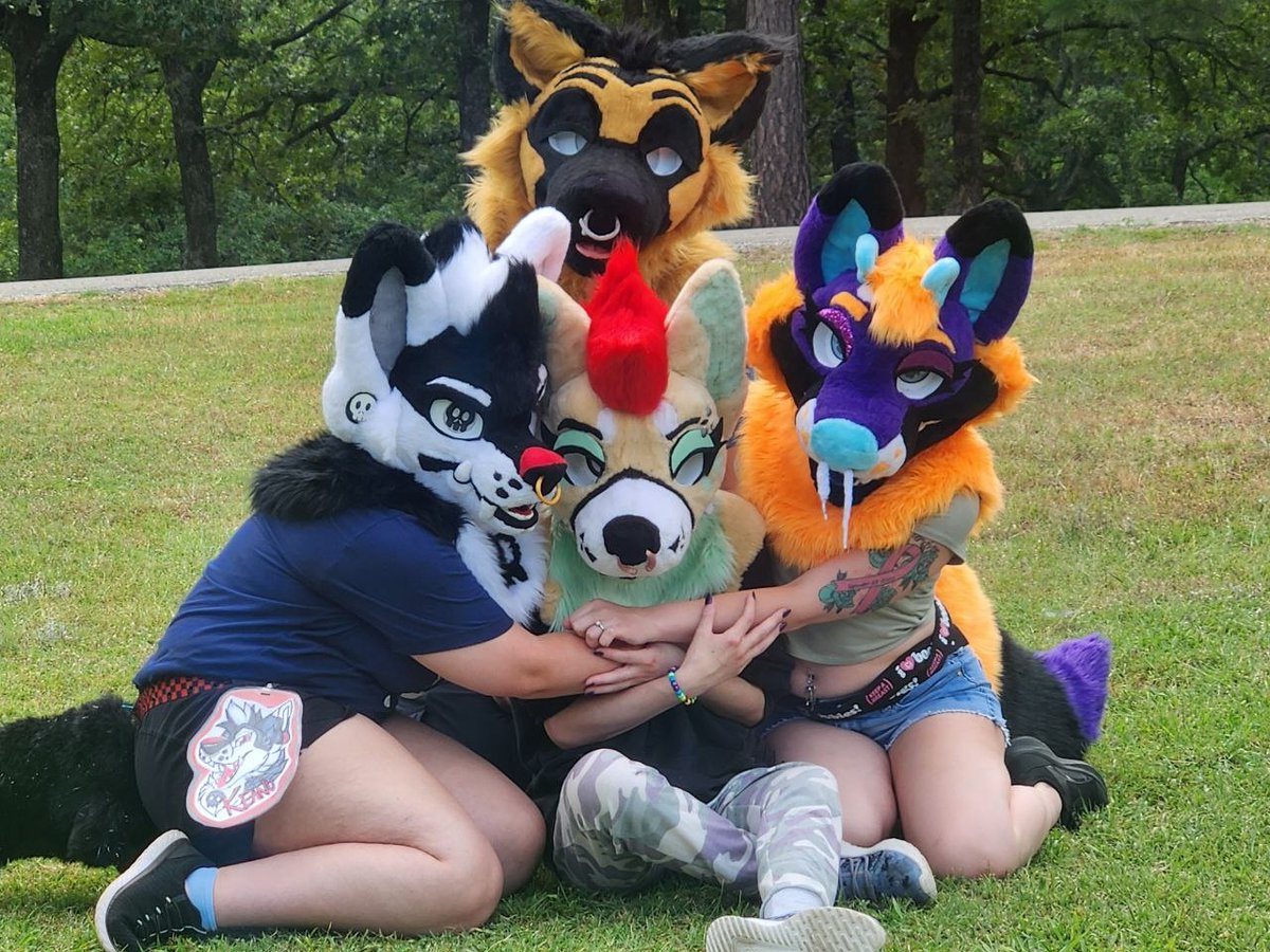 Friends always make the best of days 💜

🪡:<a href="/ToastyCreationz/">Toasty Creations 🔜~TTFC 2024~</a> 
🖤:<a href="/_ThatWeirdFur_/">⭐SharkBug🔜 Anex2026⭐</a> 
🤎:@/tackboi

#FursuitsFriday #furry #fursuitfriday