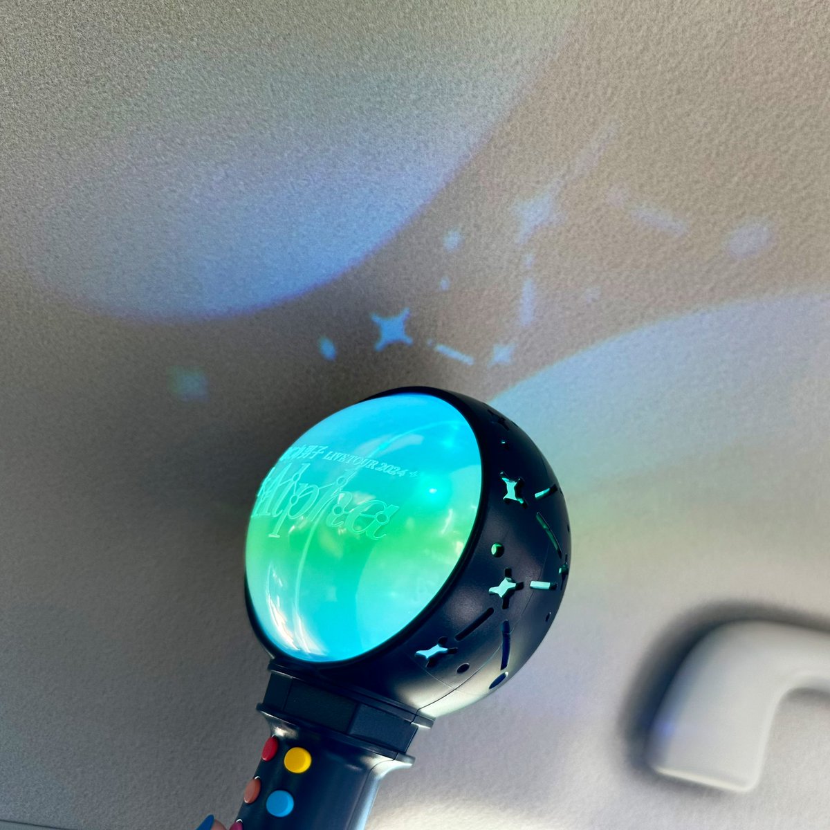 shiinaeco828's tweet photo. 取り急ぎ、車の天井にだけど🤣

なにわ男子 ペンライト

映したら、めっちゃ綺麗💙💙💙💙💙

#なにわ男子 
#なにわ男子_十Alpha
#なにわ男子_十Alphaグッズ https://t.co/cLnLCB9yU0