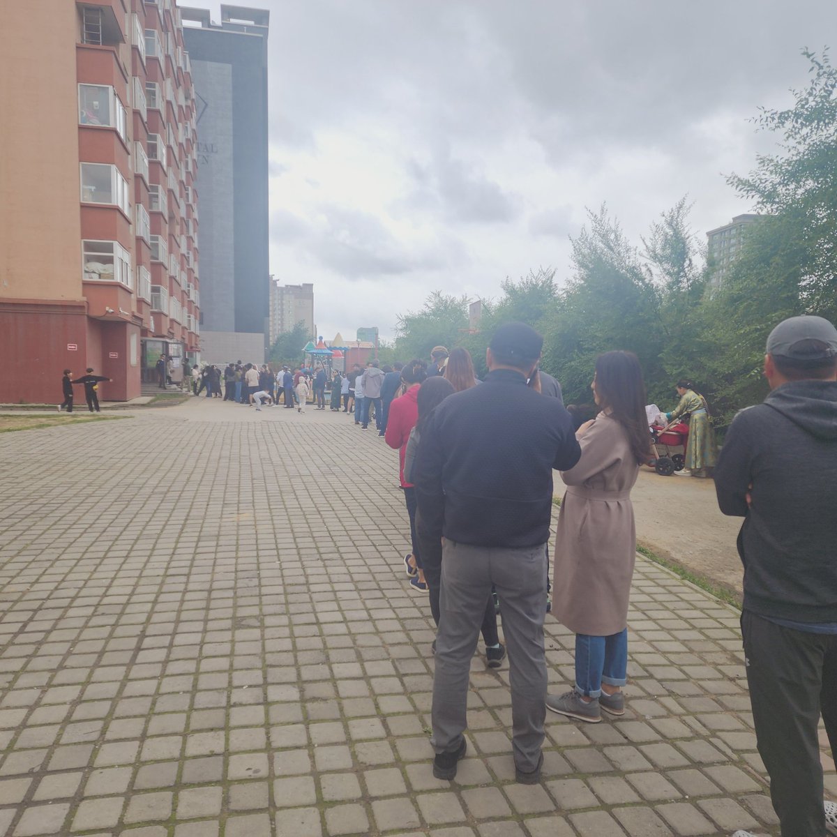 ....Гадаа хүйтэн ...өмнө 100 хүн байна...Гэхдээ л гүрийгээд саналаа өгнө өө. .