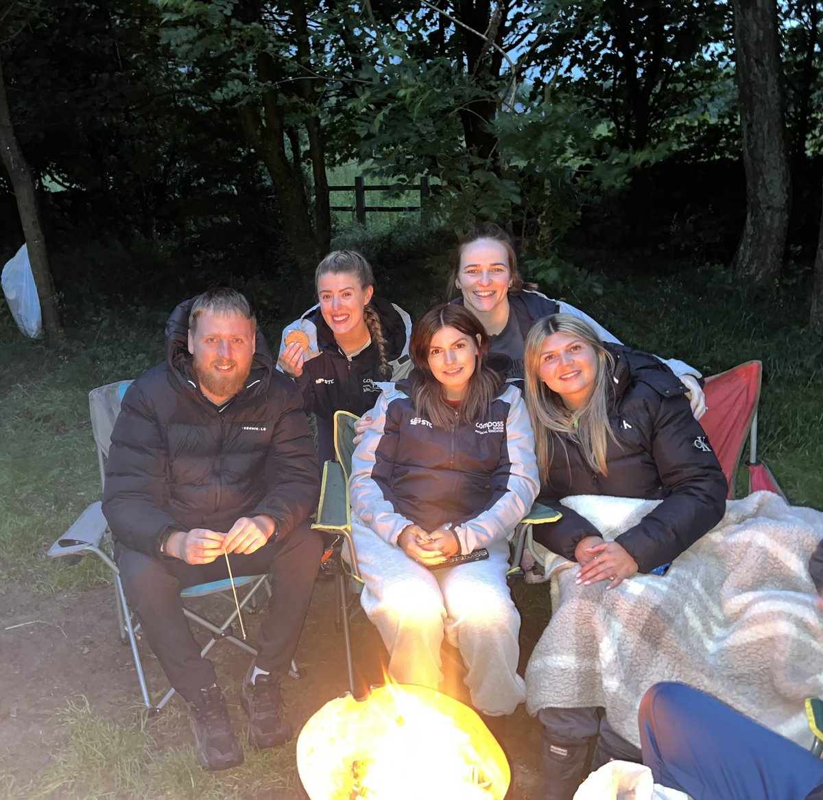The campfires have been a team favourite this year! Bringing everyone together around the fire after a long hike, talking about all of the highs of the day has been fulfilling. We watched the rain pass by last night and got the fire going again! Nothing can stop these guys! 🪵 🔥
