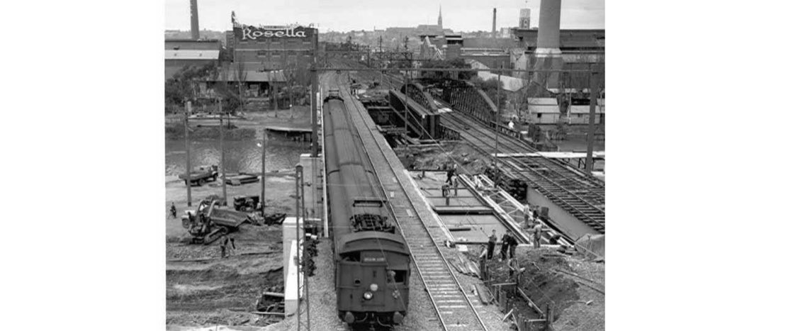 MalvernHistory's tweet photo. New railway bridge over the Yarra linking Richmond and South Yarra, widened from 2 to 6 tracks in 1946. The old bridge can be seen in the image, the view is looking north towards Richmond. Image : PRO #StonnHistory https://t.co/qxPOQll80w