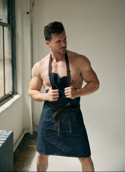 Now that I have my apron on, what is the first thing we&rsquo;re cooking? https://t.co/Zrxw7aD09L