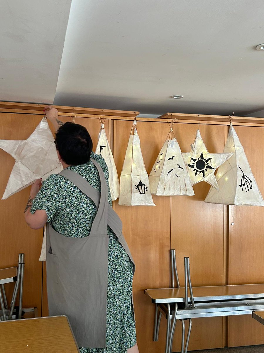 Excited to see art lead Eloise Hardisty getting #Pottersgate and <a href="/st_andrews1860/">St Andrew's Infants</a> ready for #farnhamlanternfestival24  <a href="/FarnhamCraft/">Farnham Craft Town</a> <a href="/farnhamherald/">Farnham Herald</a> <a href="/FarnhamOfficial/">Farnham Town Council</a>