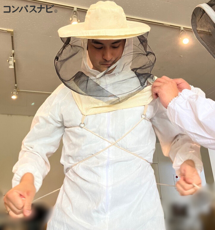 compass_navi's tweet photo. 【#活動報告】
埼玉県産純粋 #ハチミツ #BEESTORY の採蜜作業に事務局長ブローハンも防護服を着て参加しました🍯
若者だけでなく、私たち職員もミツバチと触れ合いながら養蜂のスキルを学んでいます。

BEE STORYはこちらのサイトからご購入いただけます！
https://t.co/qZO1zPAfum

#コンパスナビ https://t.co/llKJ6jk2Lp