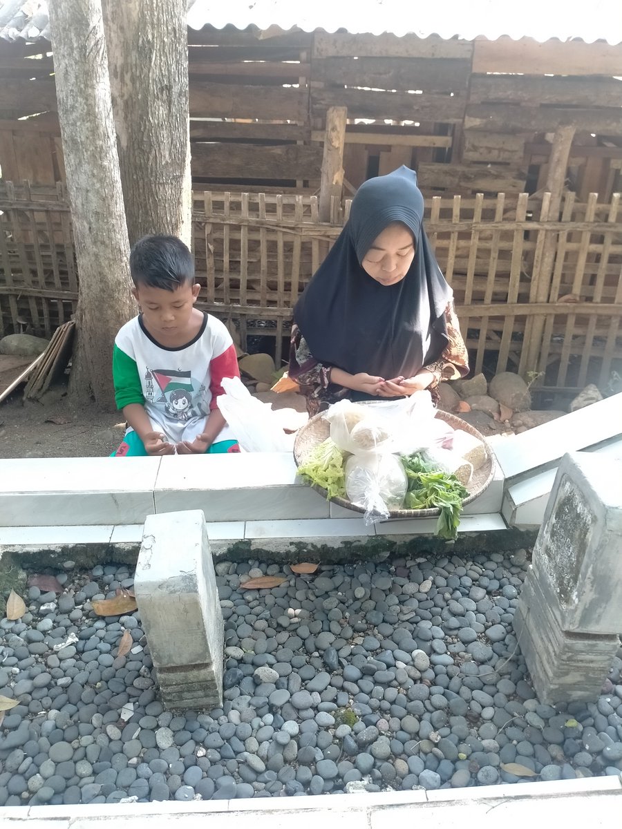 Air matanya bercucuran, ia tersiksa karena harus nahan sakit di wajahnya. 

Setiap hari ia jualan sayur dengan wajahnya yang membengkak. Hanya dengan kayu putih dan obat pereda nyeri, ia mengobati tumor di wajahnya yang terus membengkak.