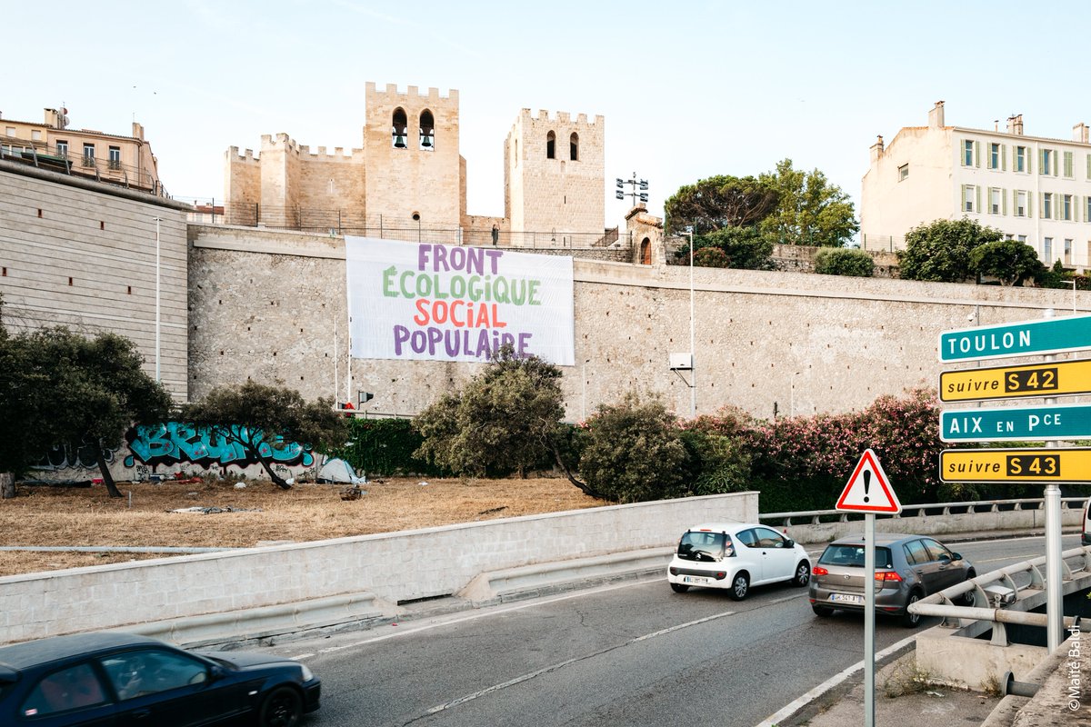 Maharadjazz's tweet photo. Cette banderole à Marseille ✊ 
📢 Le 30 juin, empêchons l'extrême droite d’arriver au pouvoir. Votons pour des valeurs solidaires et écologiques : #NouveauFrontPopulaire ! #JeVoteNFP https://t.co/6a3pZfUA5F