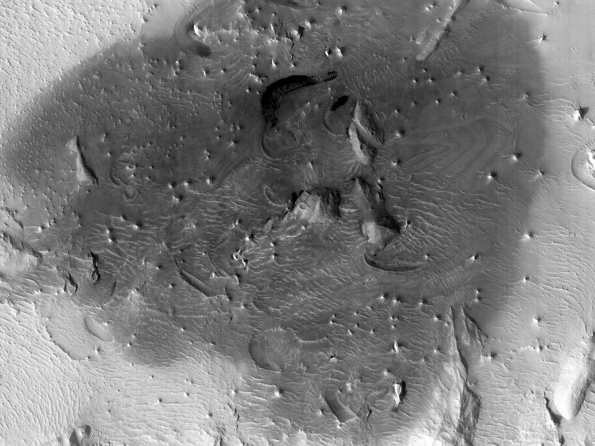 HiRISECatalan's tweet photo. Materials foscos a l'aurèola de l'Olympus Mons

Els blocs de material estratificat han estat erosionats pel vent fins a esdevenir el paisatge que veiem aquí.

https://t.co/9mSdsbekuS
NASA/JPL-Caltech/UArizona
#Mart #NASA #Catalan #Català #ciència https://t.co/R4EzdK1O3V