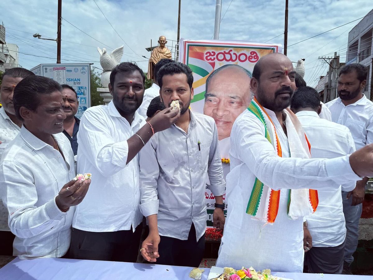 Shra1Nalla's tweet photo. బహుభాషాకోవిదుడు, నూతన ఆర్థిక విధానాల రూపశిల్పి పూర్వ ప్రధానమంత్రి భారతరత్న శ్రీ పీవీ నరసింహారావు గారి జయంతి సందర్భంగా సిరిసిల్ల పట్టణ కాంగ్రెస్ పార్టీ ఆధ్వర్యంలో వారికి ఘన నివాళులు.
#Congress #PVNarsimhaRao 
#sircillacongressparty https://t.co/BeHqoX6o29