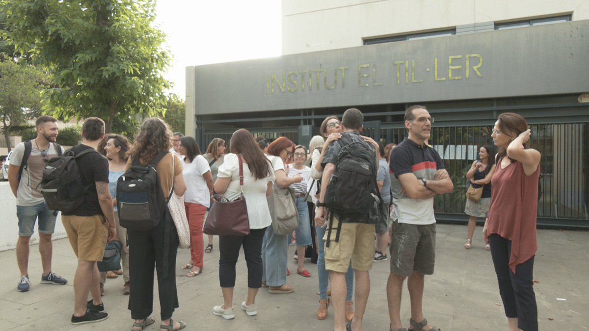 Professors i exprofessors de l'Institut El Til·ler de #lesFranqueses es concentren davant del centre abans del claustre on demanaran la dimissió de l'equip directiu. En un comunicat, exdocents de l'Institut denuncien "assetjament, pressió i persecució". 

<a href="/VOrientalTv/">VOTV</a>