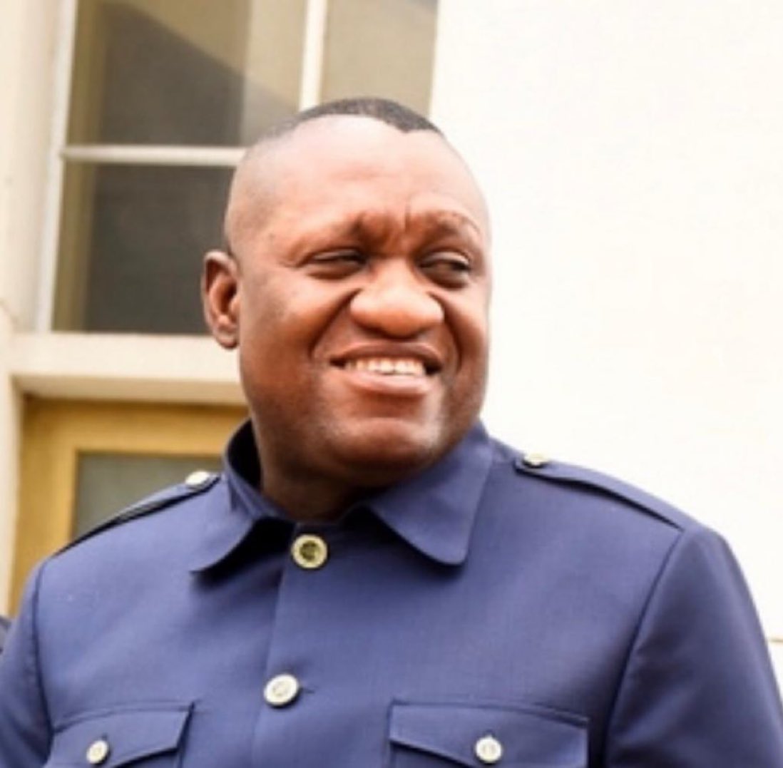 🚨🚨
La vérité se moque de vous.

Il n'est ni mendataire, ni ministre de l'Etat, il ne gère aucun fonds de l'Etat, mais juste un auditeur et contrôleur de l'Etat. 
Alors dites moi Comment il va détourner l'argent de l'Etat ?
C'est par quel miracle ?
Vous allez attendre longtemps.