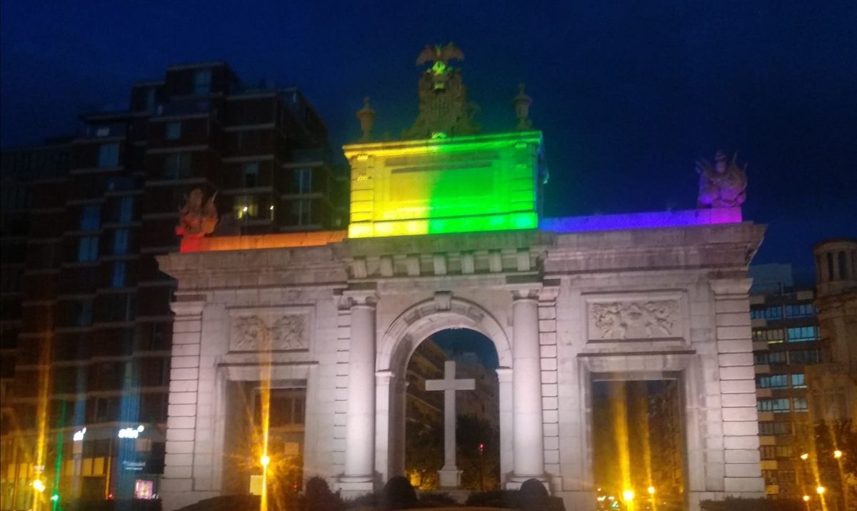 AjuntamentVLC's tweet photo. 🏳️🌈 Hui és el Dia Internacional de l'#OrgullVLC #LGTBI+.
🫂 Projectem la campanya de l'#OrgullVLC2024 en els mupis digitals al costat de l'Ajuntament.
🌈 També esta nit il·luminem la façana consistorial i Porta de la Mar.
🚧 Talls de trànsit per manifiestacions.
#OrgulloVLC https://t.co/pB9B0v5Ugr