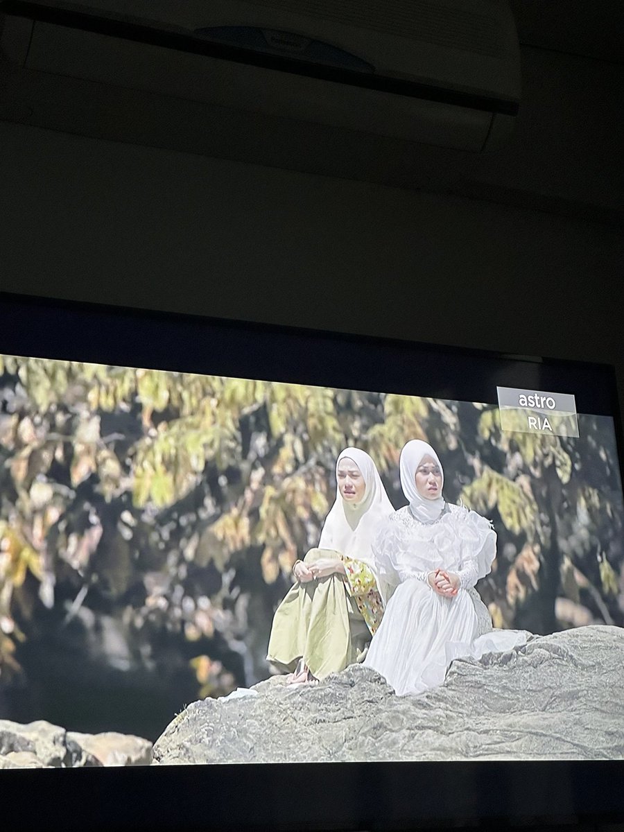 onenonly57's tweet photo. citer apa ni, tgh tggu pengantin lelaki mai, pastu kawan nk jumpa.. gaisss depa boleh plak borak nun diaaaa kat sungai ayaq terjun segala..hat pengantin lelaki nak mai tu apa crita?? https://t.co/hbbMlREWSO