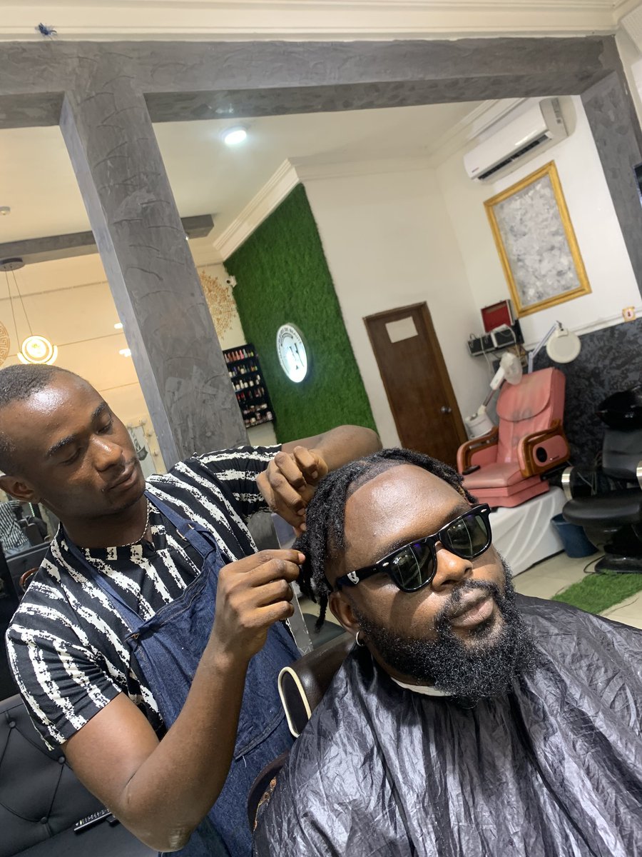 KufreSunda2's tweet image. Good barber are not cheap ✂️✂️
And Good things are not cheap ✂️🇳🇬😎