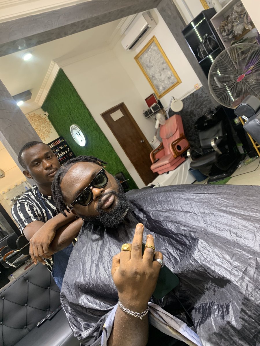 KufreSunda2's tweet image. Good barber are not cheap ✂️✂️
And Good things are not cheap ✂️🇳🇬😎