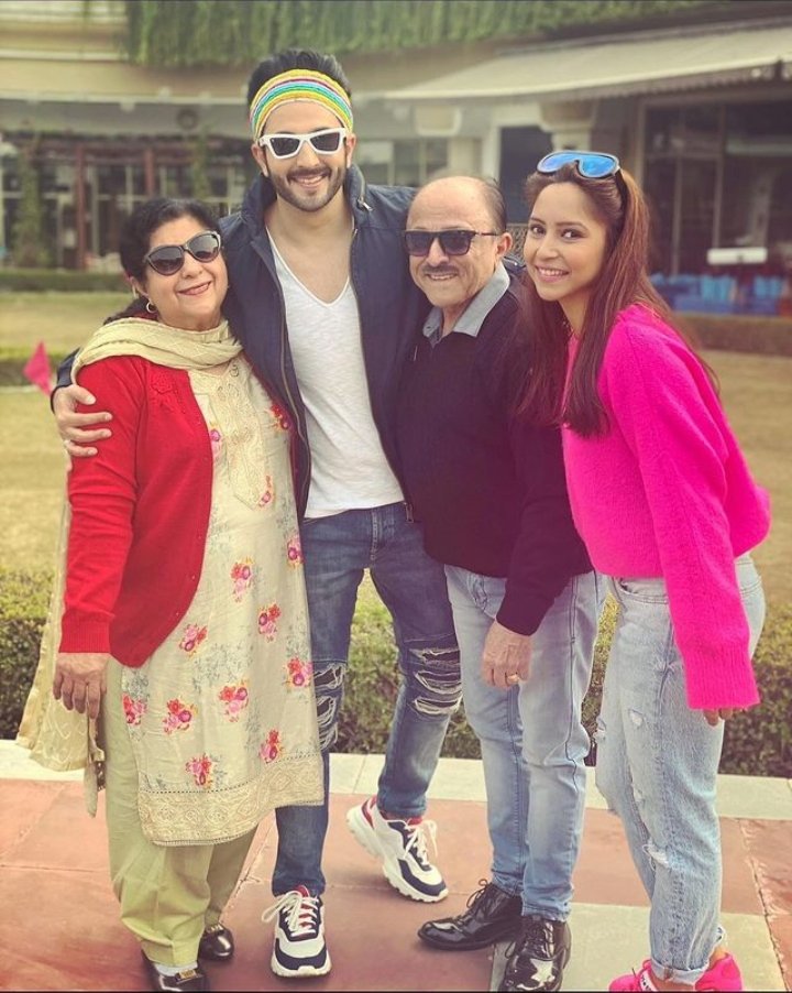 1dhoopardheeraj's tweet photo. 🌼❤️
#DD #dheerajdhoopar #kingdhoopar #vinniaroradhoopar #zayndhoopar #DDfamily https://t.co/dPUwxyaXjk