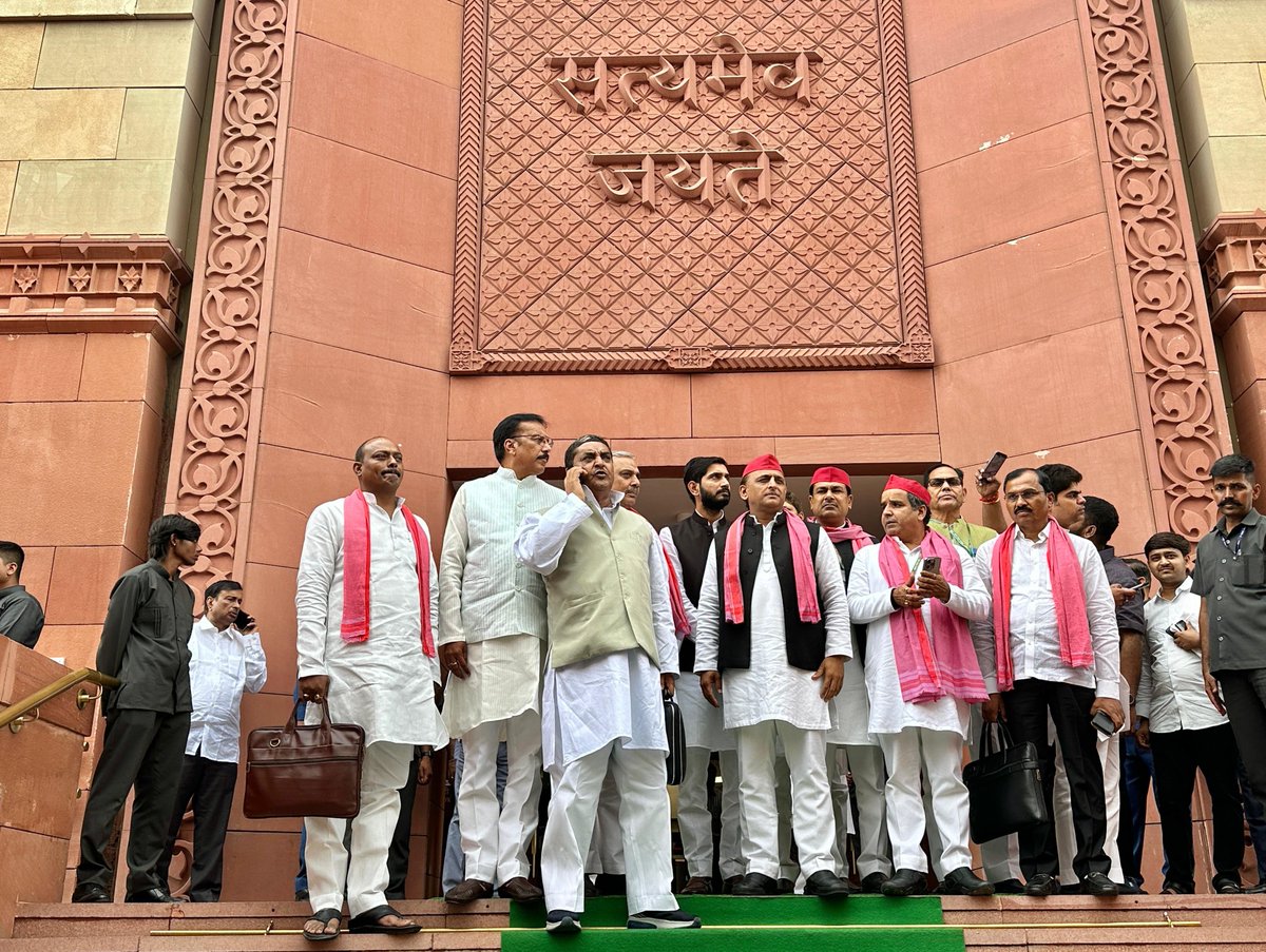 NEET की परीक्षा से केवल एक कैंडिडेट ही नहीं, उनके माता-पिता, दादा-दादी, नाना-नानी जैसे एक परिवार के अनेक लोगों की उम्मीदें जुड़ी होती हैं। एक परिवार से औसतन 5 लोग भी जोड़े जाएं तो लगभग सवा करोड़ लोगों की आशा और विश्वास को ठेस पहुँची है। ये भाजपा की सबसे बड़ी हार है कि उन्होंने