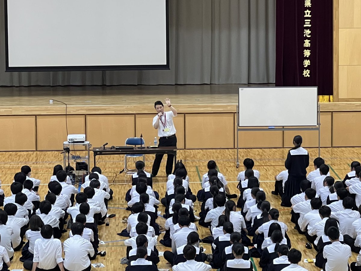 miikehighschool's tweet photo. 【3年進路説明会】
昨日は外部座講師を招いて、3年生の進路説明会を実施しました。
70名を超える保護者の方にもご参加いただき、ありがとうございました。
大運動会で素晴らしい姿を見せてくれた３年生も、次はいよいよ進路実現に向けた挑戦‼️
悔いなく、妥協なく、全員で頑張ってくれるはずです✨ https://t.co/5NA6sAyMcl