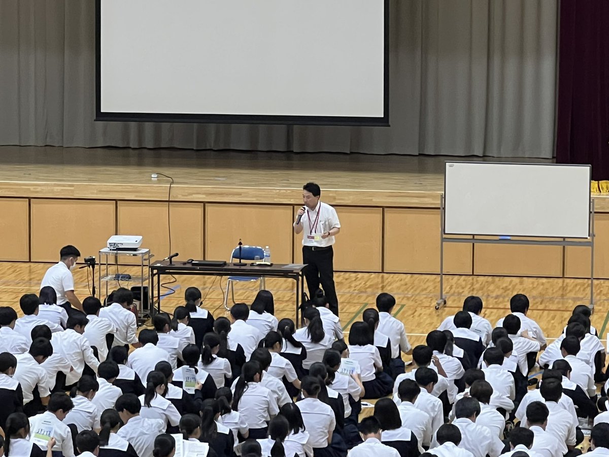 miikehighschool's tweet photo. 【3年進路説明会】
昨日は外部座講師を招いて、3年生の進路説明会を実施しました。
70名を超える保護者の方にもご参加いただき、ありがとうございました。
大運動会で素晴らしい姿を見せてくれた３年生も、次はいよいよ進路実現に向けた挑戦‼️
悔いなく、妥協なく、全員で頑張ってくれるはずです✨ https://t.co/5NA6sAyMcl