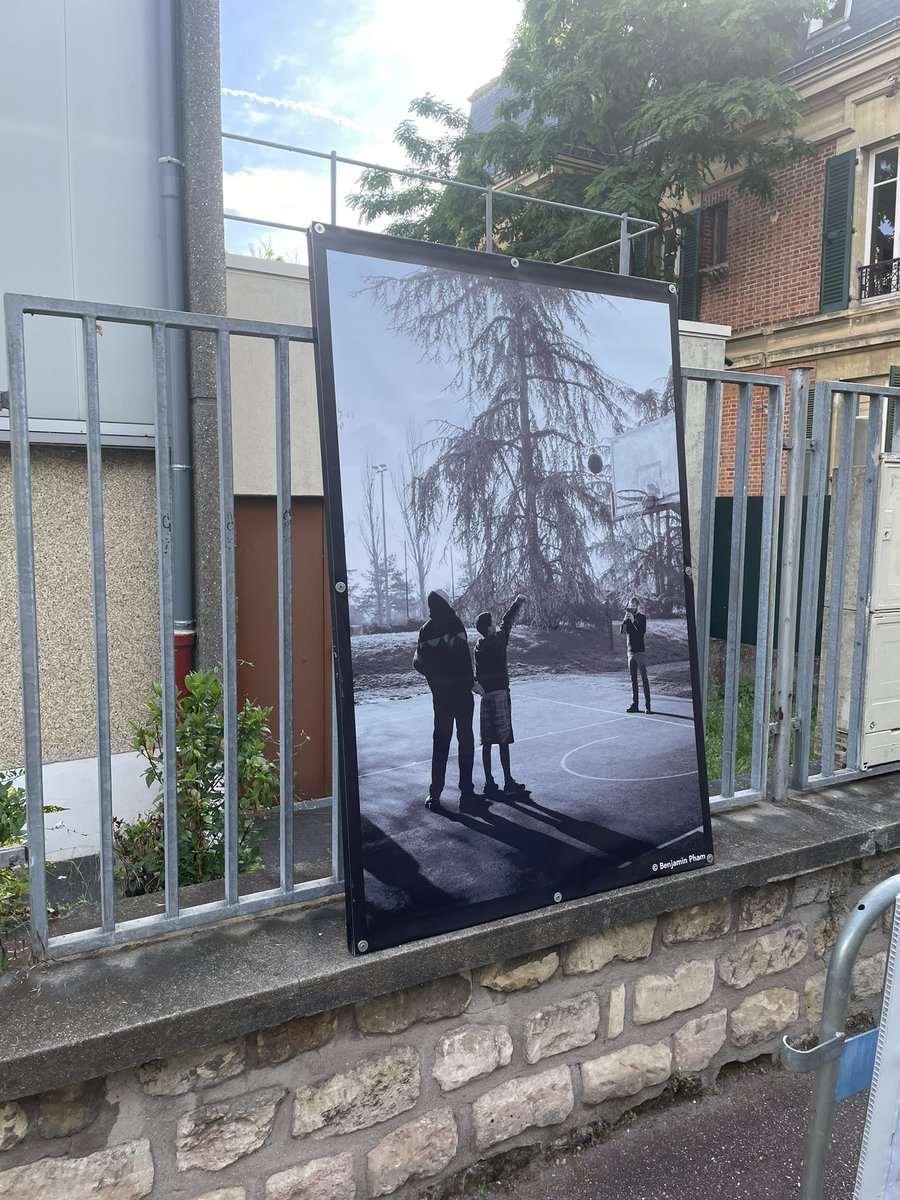 PChatou's tweet image. L’exposition basket se prépare ! 
Rendez vous à 18h30 pour l’inauguration en présence de George Eddy et Hervé Dubuisson