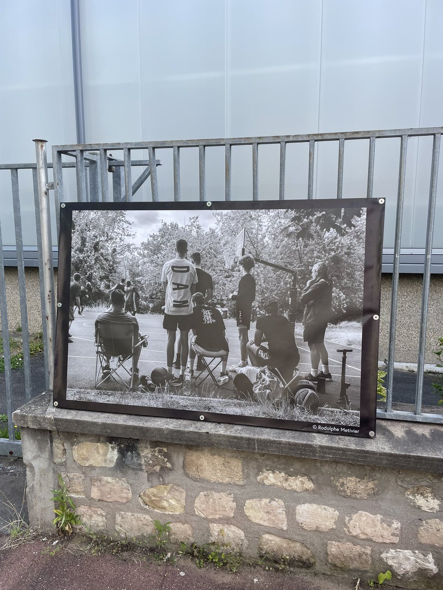PChatou's tweet image. L’exposition basket se prépare ! 
Rendez vous à 18h30 pour l’inauguration en présence de George Eddy et Hervé Dubuisson