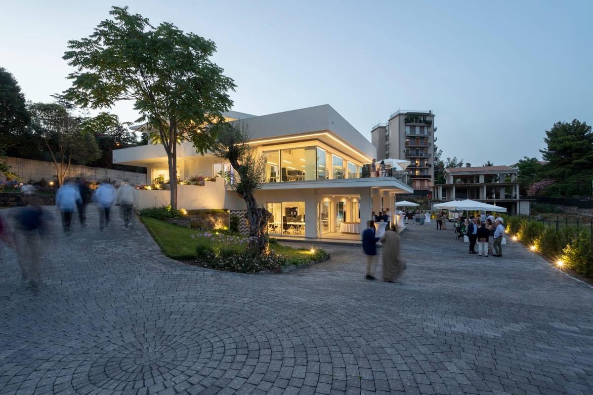 ArchScannella's tweet photo. Da una villa degli anni '60, dignitosa ma energivora e in disuso, è stata realizzata una riqualificazione tecnico-funzionale che ha portato a una struttura contemporanea rispettando le volumetrie esistenti. 

#scannellarchitects #next04  #architecture #design https://t.co/v0WzaId9EF