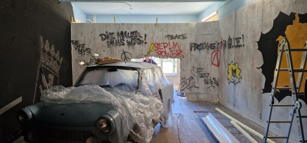 Cren_Art's tweet photo. Working on a new installation with AKTEone at Mausa in Bitche - France... Berlin Wall...a 7 days residency...today is the last day... After already 67 hours of work... https://t.co/jlQL50pAdC