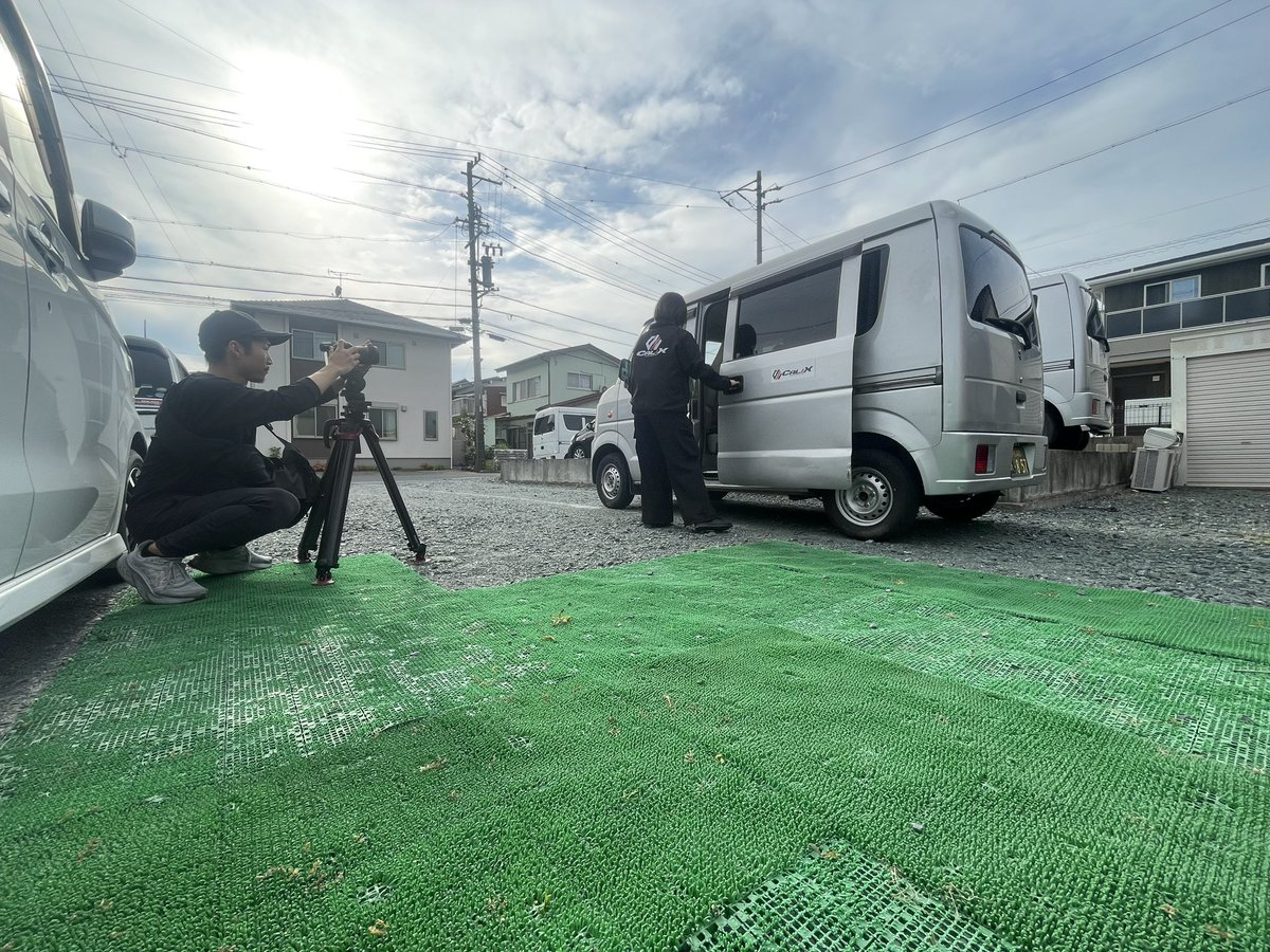 calix_company's tweet image. 弊社も毎月たくさんのご応募をいただき、6月の時点で20台を超える事が出来ました。
ドライバーさん達は私が現場入れない際に現場の指示を出してくれたり、新人の教育やヘルプを一生懸命やってくれているおかげでかなり助けられています…。

より良い環境作っていけるよう私も頑張ります！