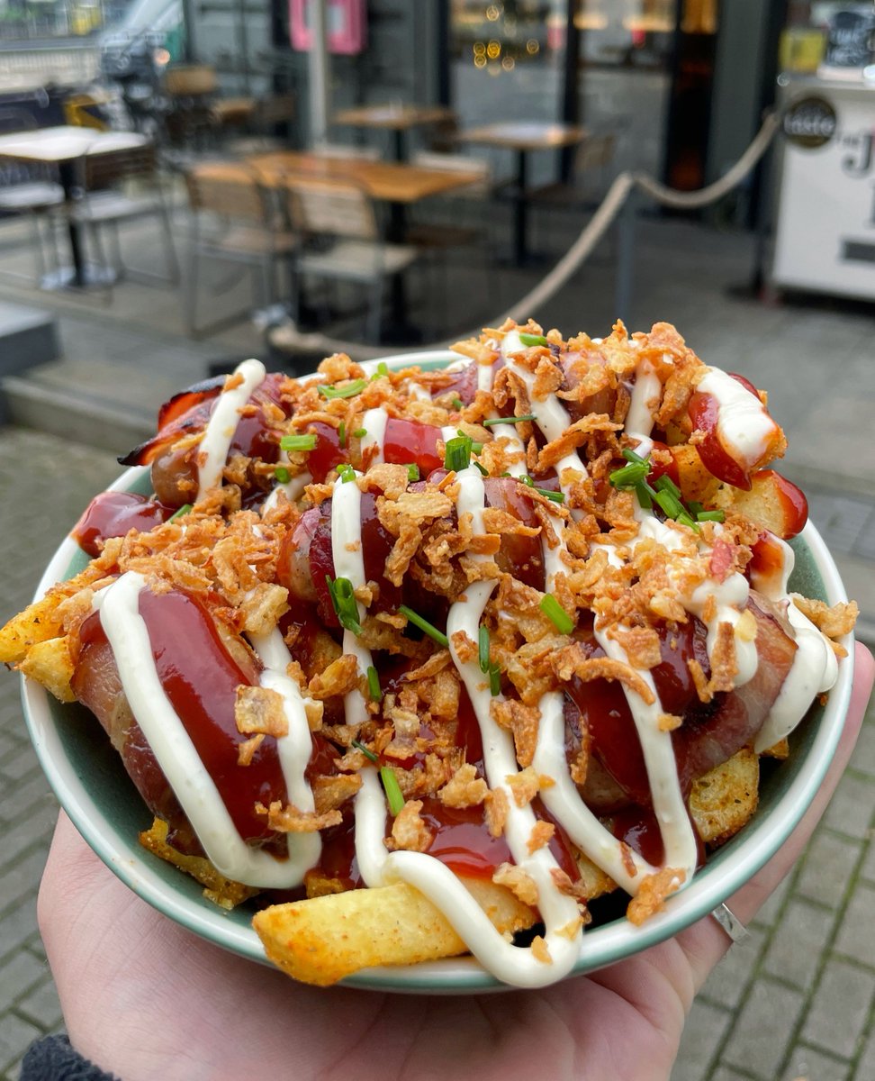 Which loaded fries are you choosing ☝️ or ✌️?

1️⃣ - Our house fries with slow cooked BBQ pulled pork, mozzarella, cheddar, and BBQ sauce.

2️⃣ - Our house fries with the Jolly Hog pigs in blankets, chipotle honey ketchup, roast garlic mayo, and crispy onions.