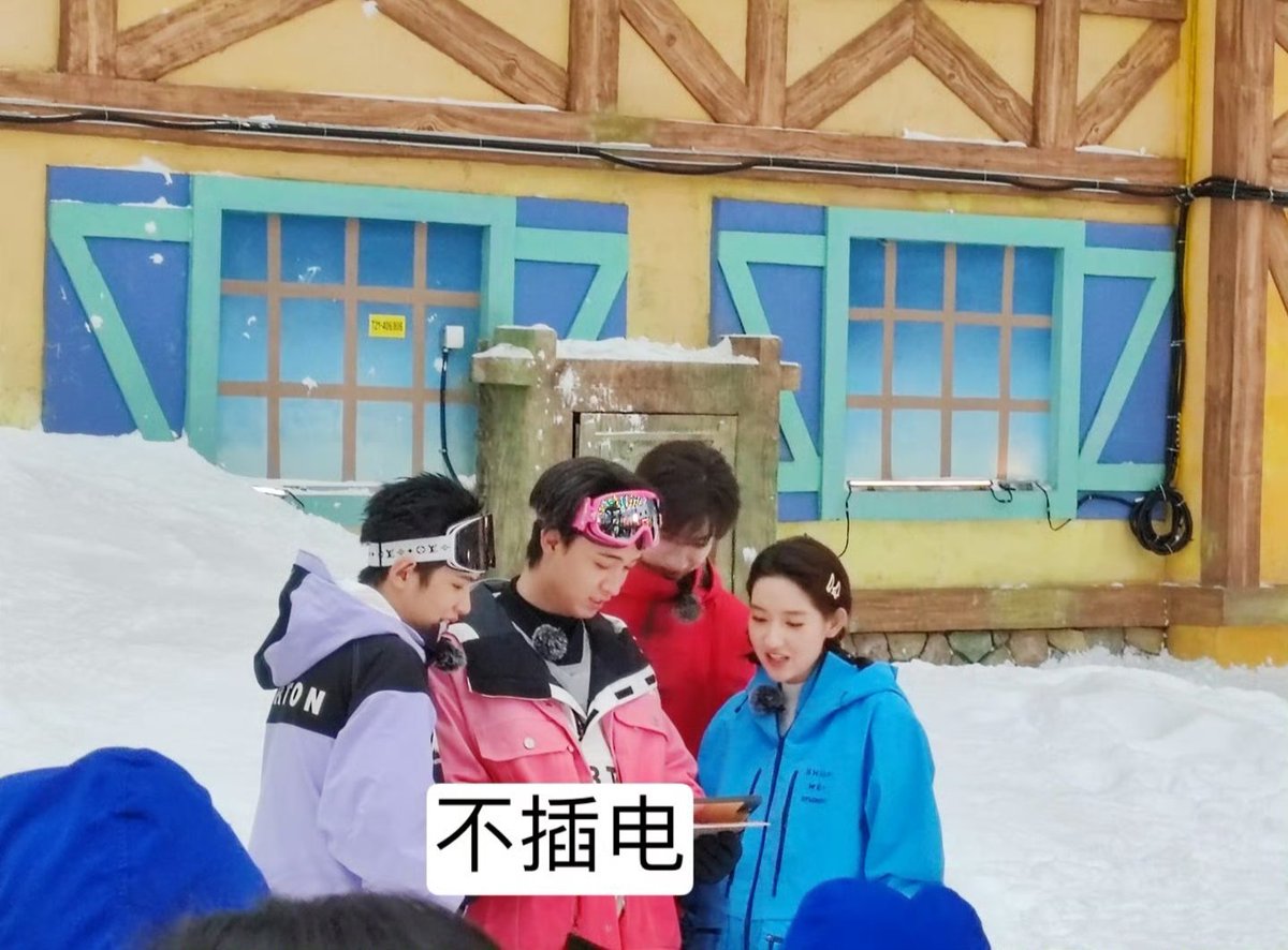 #WangYuwen asked Maimai an activity that will bring the members of variety show #全力以赴的行动派 (#AllOutAction) more closer. She recommended ski and then they went skiing for real #ZhaoJinmai