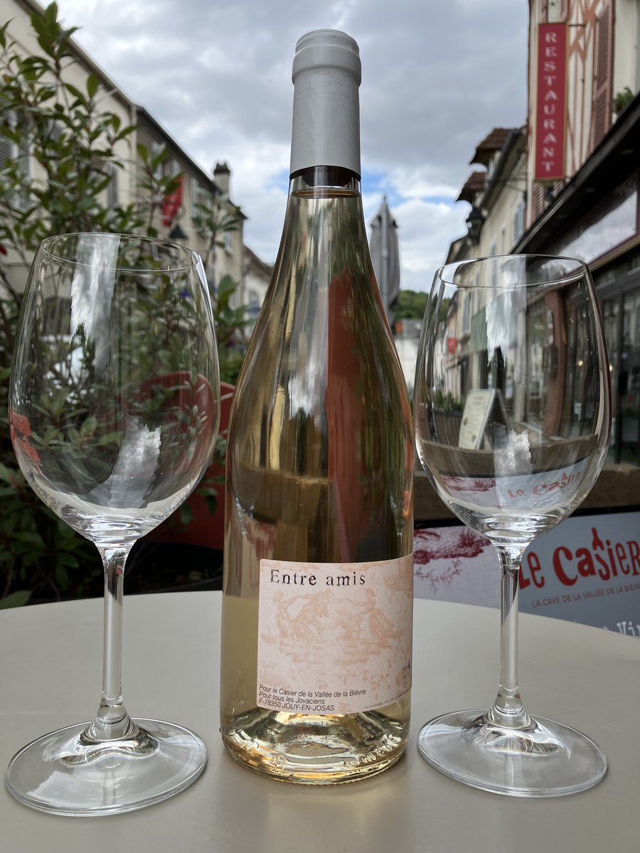 [Une nouvelle collaboration🙂] Au @le_casier_78350, le caviste Nelson pare ses bouteilles d’une étiquette avec le motif TOILE DE JOUY depuis 1760® Les vendanges, créé à la Manufacture Oberkampf en 1785. L'abus d'alcool est dangereux pour la santé, consommer avec modération.