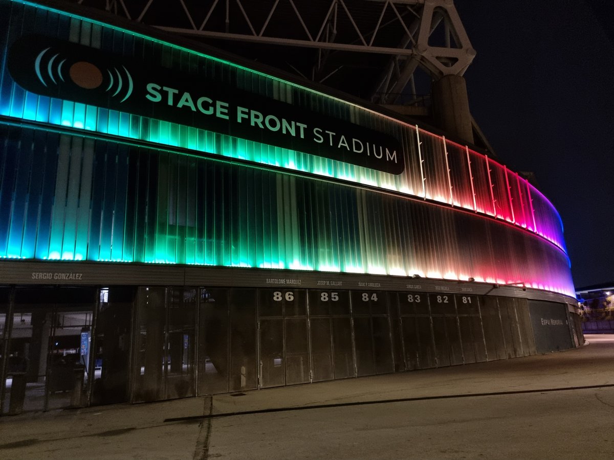 🌈 L’@stagefrontstad s’il·lumina amb els colors de l’arc de Sant Martí en el Dia Internacional del #Orgullo2024 #RCDE