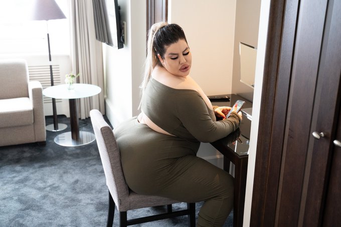 Give me your truthful feelings on my oversized badonkadonk. https://t.co/dQs4fGs58f https://t.co/uXc