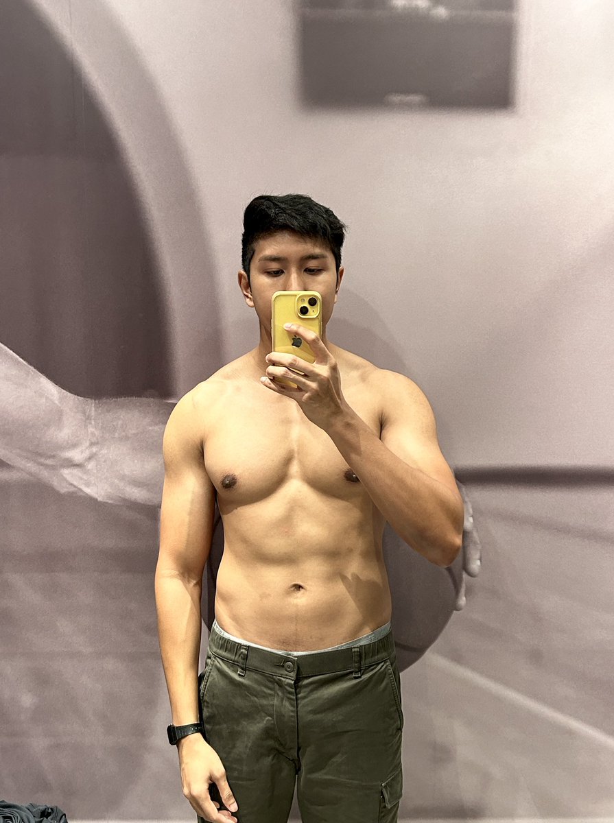 Light_infection's tweet photo. This under armour outlet has some fine lighting. https://t.co/cRk0lFjpQx