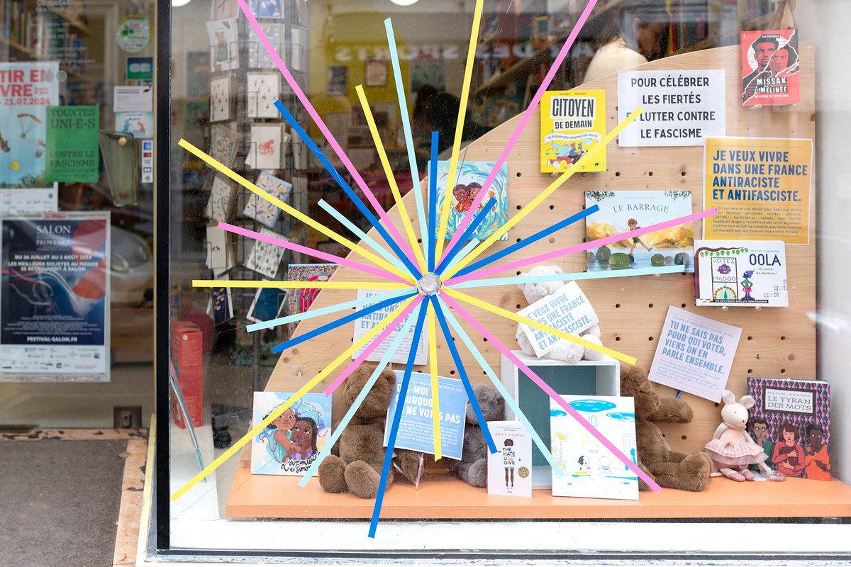 La vitrine de la librairie le Petit Pantagruel à Marseille, a été brisée. Les libraires avaient installé une «manif de nounours» en vitrine : «Je veux vivre dans une France antiraciste et antifascite». 

Ils ont choisi de transformer les traces du choc en un soleil multicolore.
