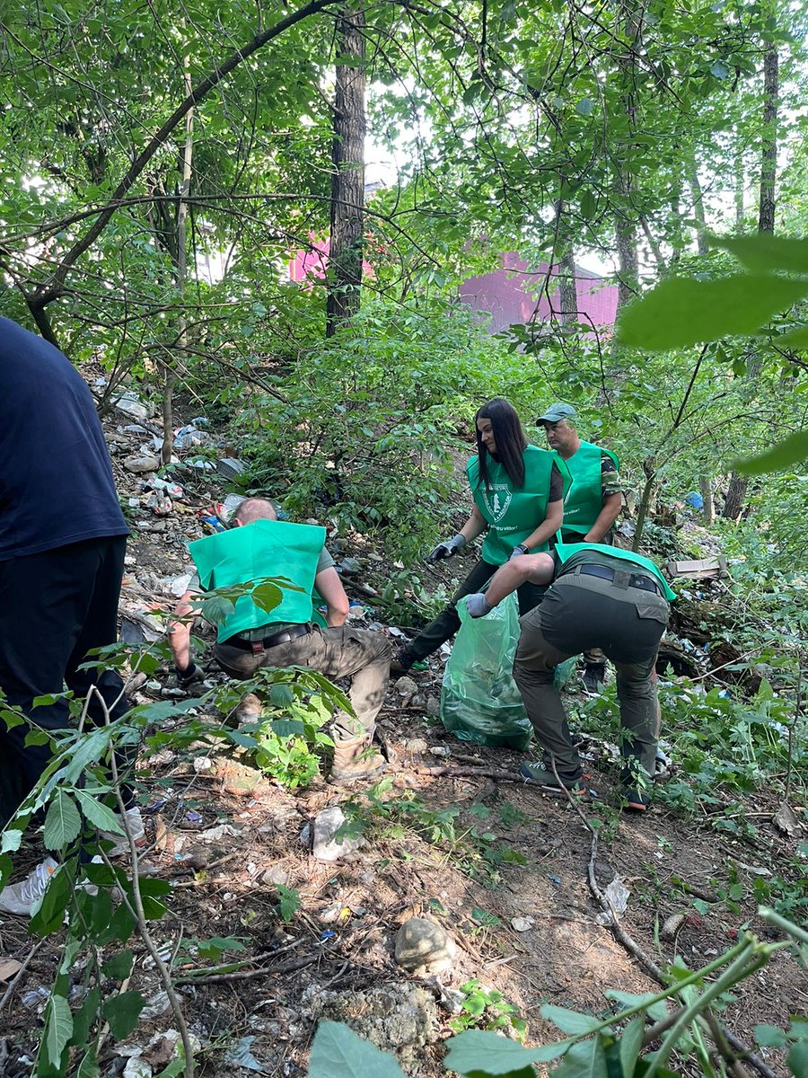 RNP_Romsilva's tweet image. Colegii noștri de la Ocolul Silvic Brașov la o acțiune de igienizare în #pădurile din zona Pârâul Rece

#Foresters of Brașov #forest District at a cleaning activity in forests of Brașov county, in #Romania 

#forestry #forests #Romsilva #păduri #pădure #nature #natura