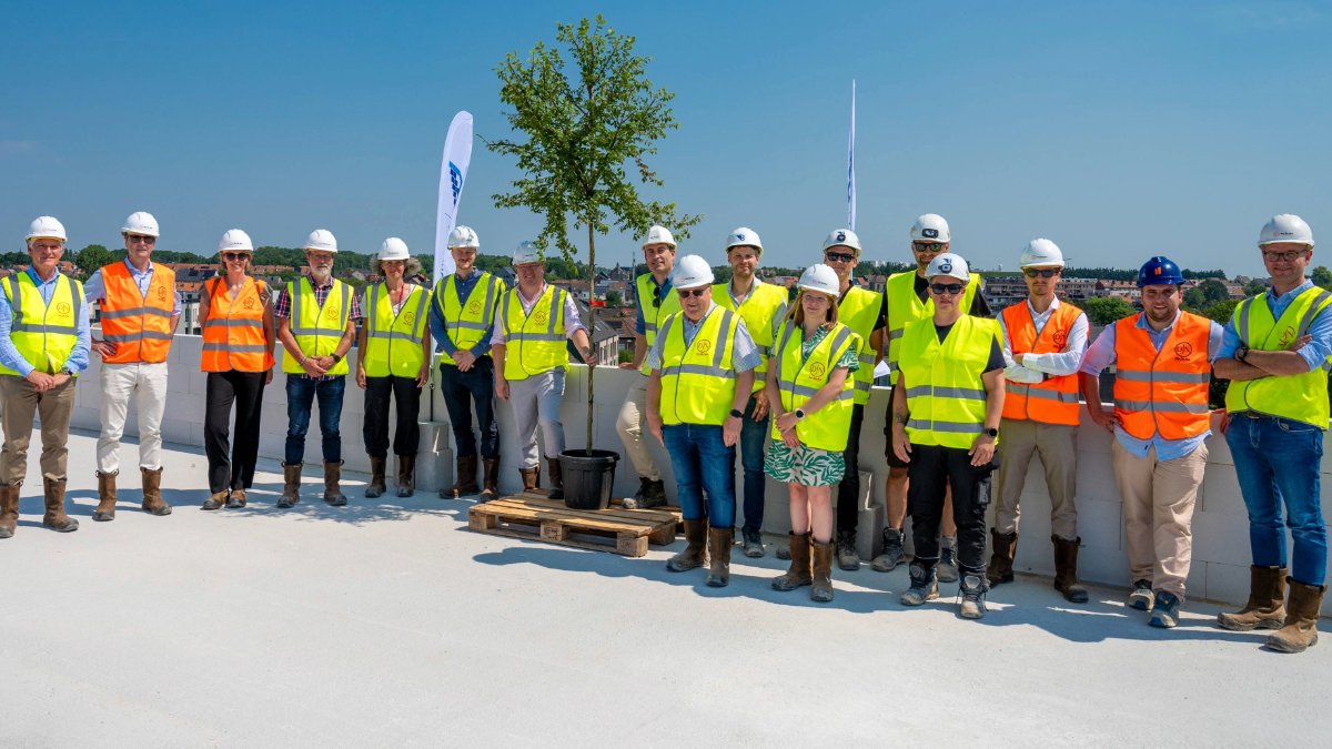 jandenulgroup's tweet photo. #JDNproject • Milestone for De Lediaan in Diegem (Belgium)! This site used to be an old quarry and neglected landfill. Now it's evolving into a green eco-neighbourhood. With the planting of the maypole, we celebrate the completion of the structural works. https://t.co/7XWpqvbFa4 https://t.co/o3dZpBxLSs