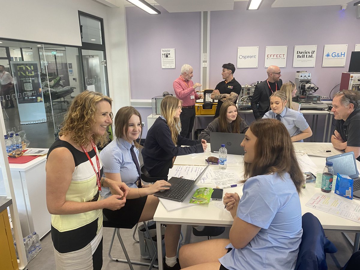 SDCHiTech's tweet image. Last week we hosted the annual #Girls in #STEM day here at @sdcollege, where 5 local schools teamed up with 5 STEM based employers to take part in a STEM challenge, that was presented to a board of judges!

Thank you to the employers and judges that supported the day.

@INWED1919