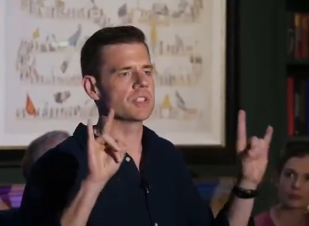 UnityNewsNet's tweet photo. Matt Goodwin, intimately involved with Yoram Hazony, Nat Con and now shilling Reform at a recent debate where he talks about why Farage is so popular.

Just look at these hand gestures.

No one would make this gesture naturally.

Credit to @ThinkingSlow1 for pointing this out. https://t.co/GPHF5lxEcu